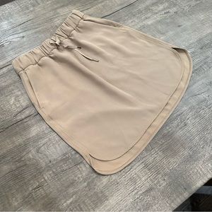 Lululemon On The Fly Tan Skirt size 8